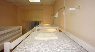 Гостиница Арт Хаус Хостел на Полянке Москва Кровать в общем номере для мужчин с 6 кроватями-1